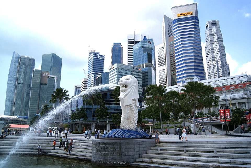 Merlion statue and Singapore financial district